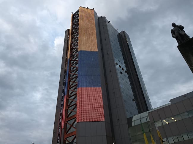 Edificio de la gobernación del Quindío iluminado con el tricolor nacional. Foto: Adrián Trejos