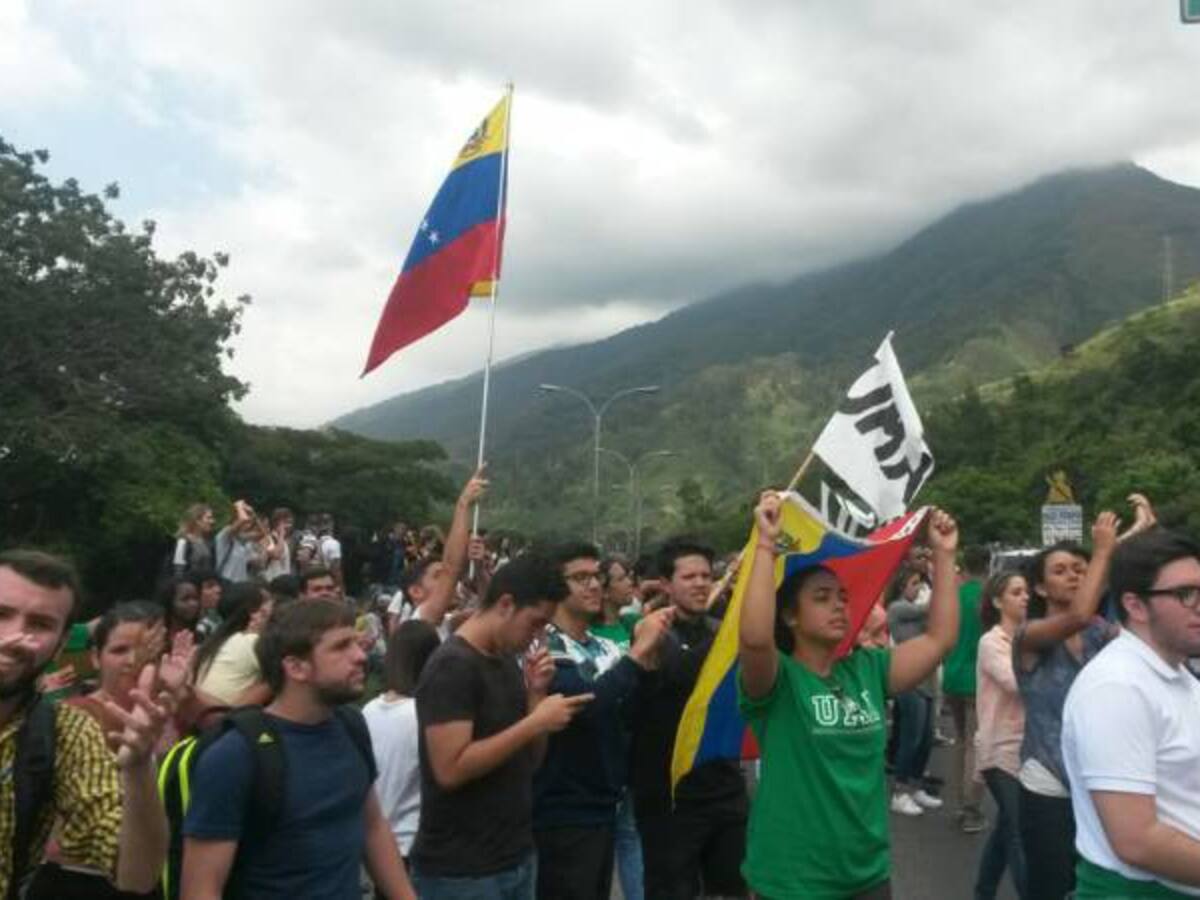 Estudiantes venezolanos protestan en las principales ciudades para que se active revocatorio contra Maduro