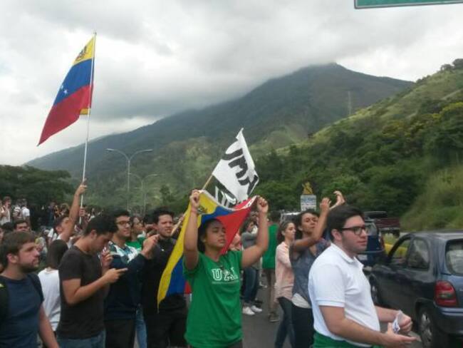 Estudiantes venezolanos protestan en las principales ciudades para que se active revocatorio contra Maduro