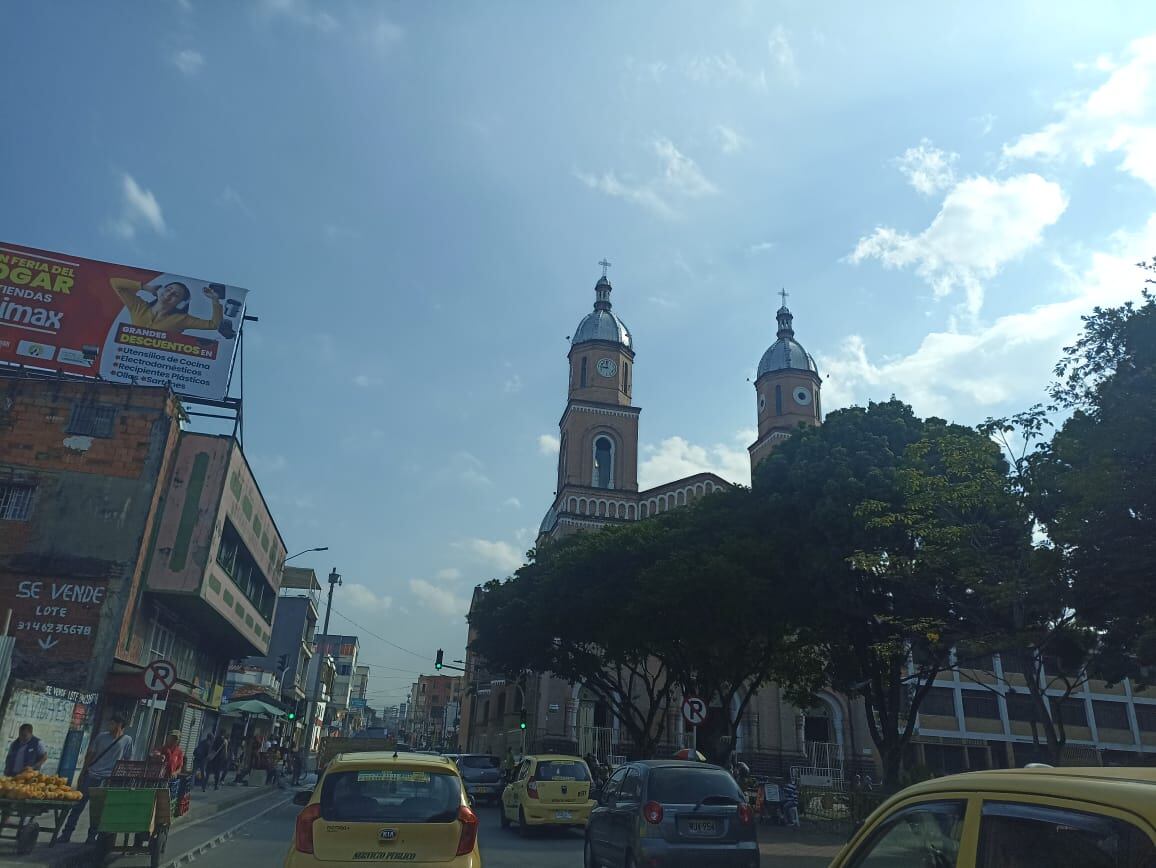 Al fondo la iglesia San Francisco de Armenia  en medio del cielo azul. Foto: Adrián Trejos