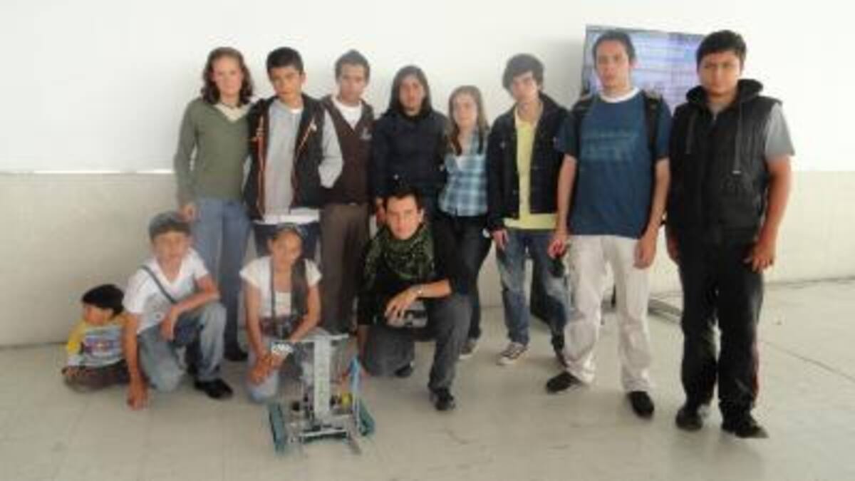 26 febrero. VEX Robotics Competition. Los integrantes de equipo de Boyacá con su robot.