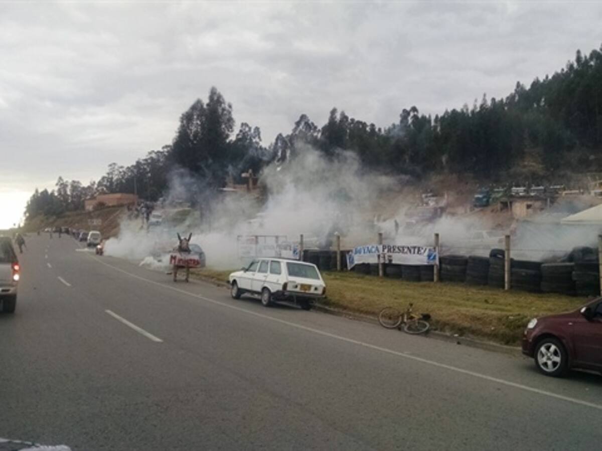 Fuertes disturbios entre camioneros y Esmad en la vía Duitama-Tunja