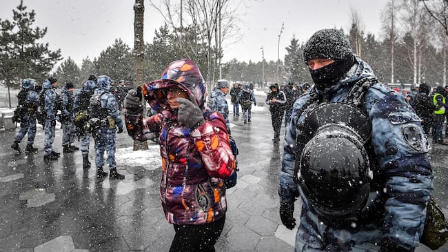 A Police officer detains a woman during a protest against Russian military action in Ukraine, in central Moscow on April 2, 2022. (Photo by AFP) (Photo by -/AFP via Getty Images)