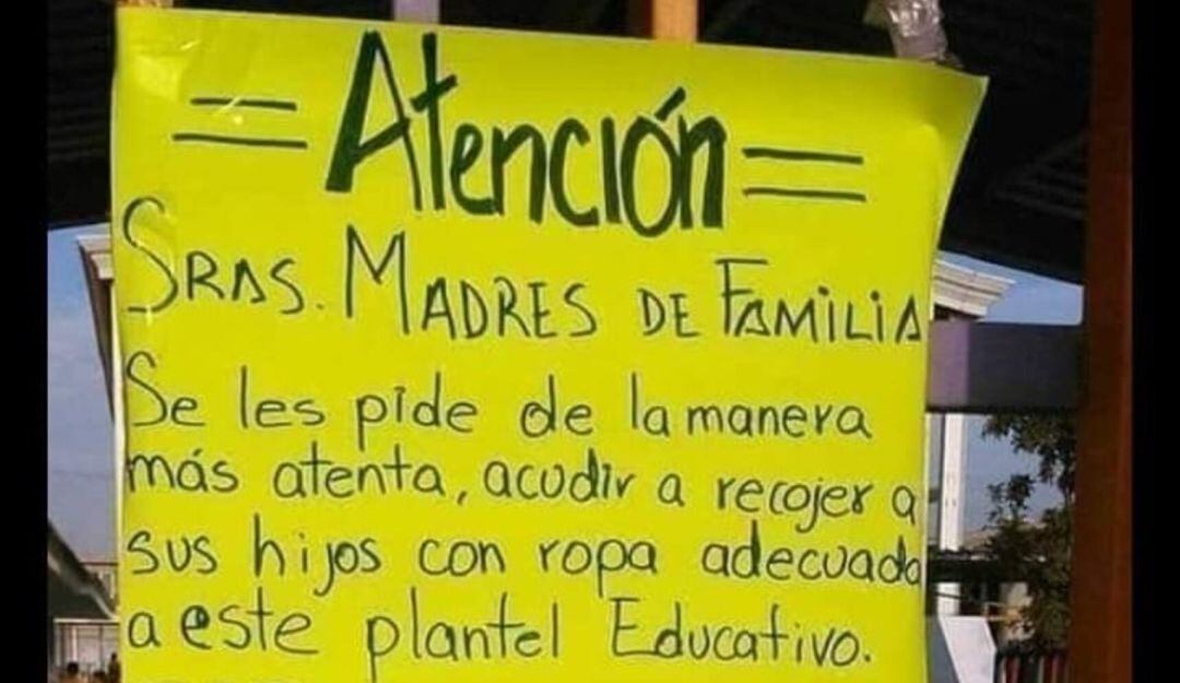 Cartelera mencionada que fue pegada a las afueras de una escuela de la ciudad de Saltillo, en México