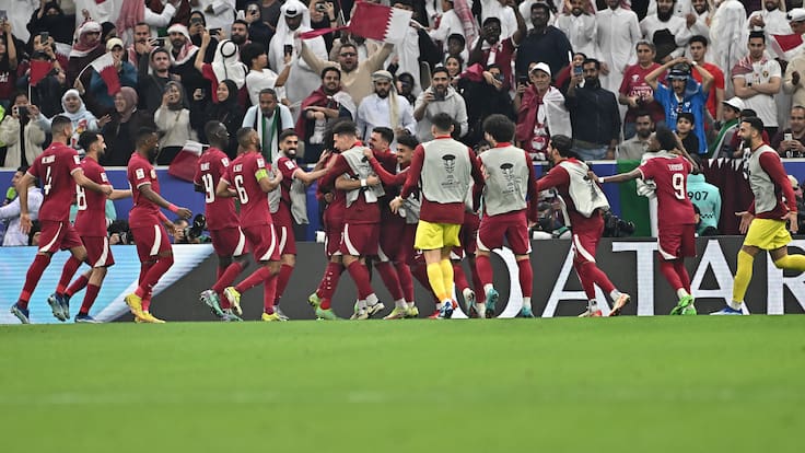Lusail (Qatar), 10/02/2024.- Qatar players celebrate after scoring the 2-1 lead during the 2023 AFC Asian Cup final soccer match between Jordan and Qatar, in Lusail, Qatar, 10 February 2024. (Jordania, Catar) EFE/EPA/NOUSHAD THEKKAYIL