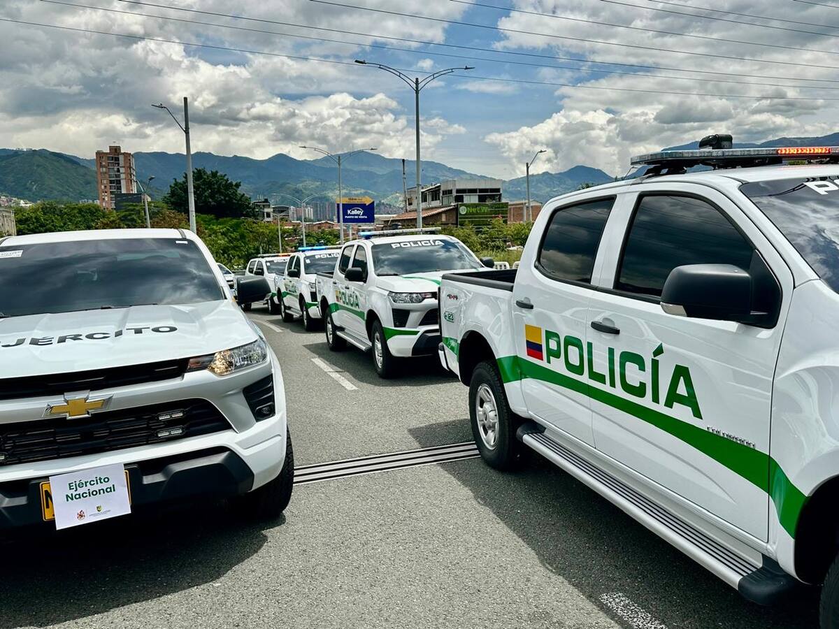 Gobernación de Antioquia entrega vehículos a la Fuerza Pública con recursos de la Tasa de Seguridad