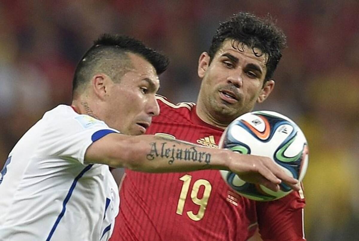 El actual campeón se despidió prematuramente de Brasil tras caer 2-0 ante Chile con goles Vargas y Aranguiz.