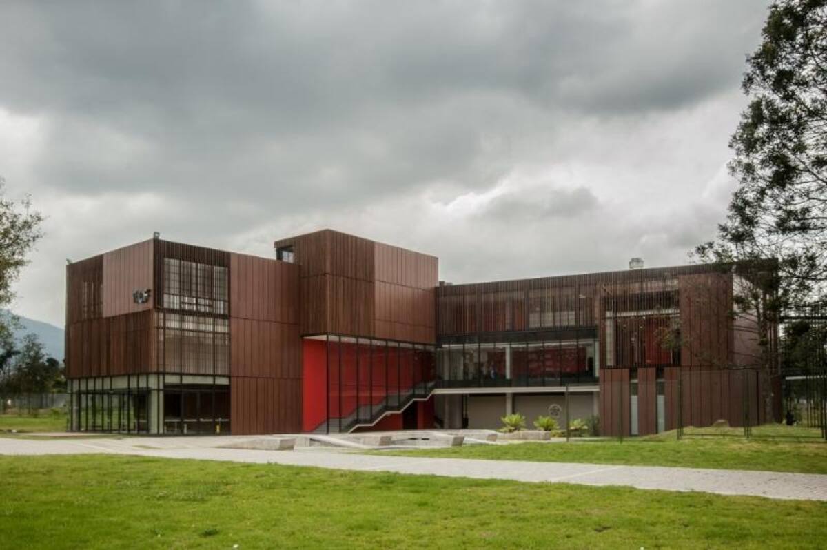 Vista de la fachada del bloque principal.