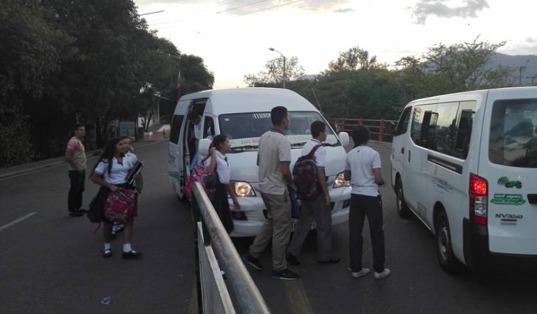 Estudiantes venezolanos que pasan la frontera para recibir clases en Cúcuta.