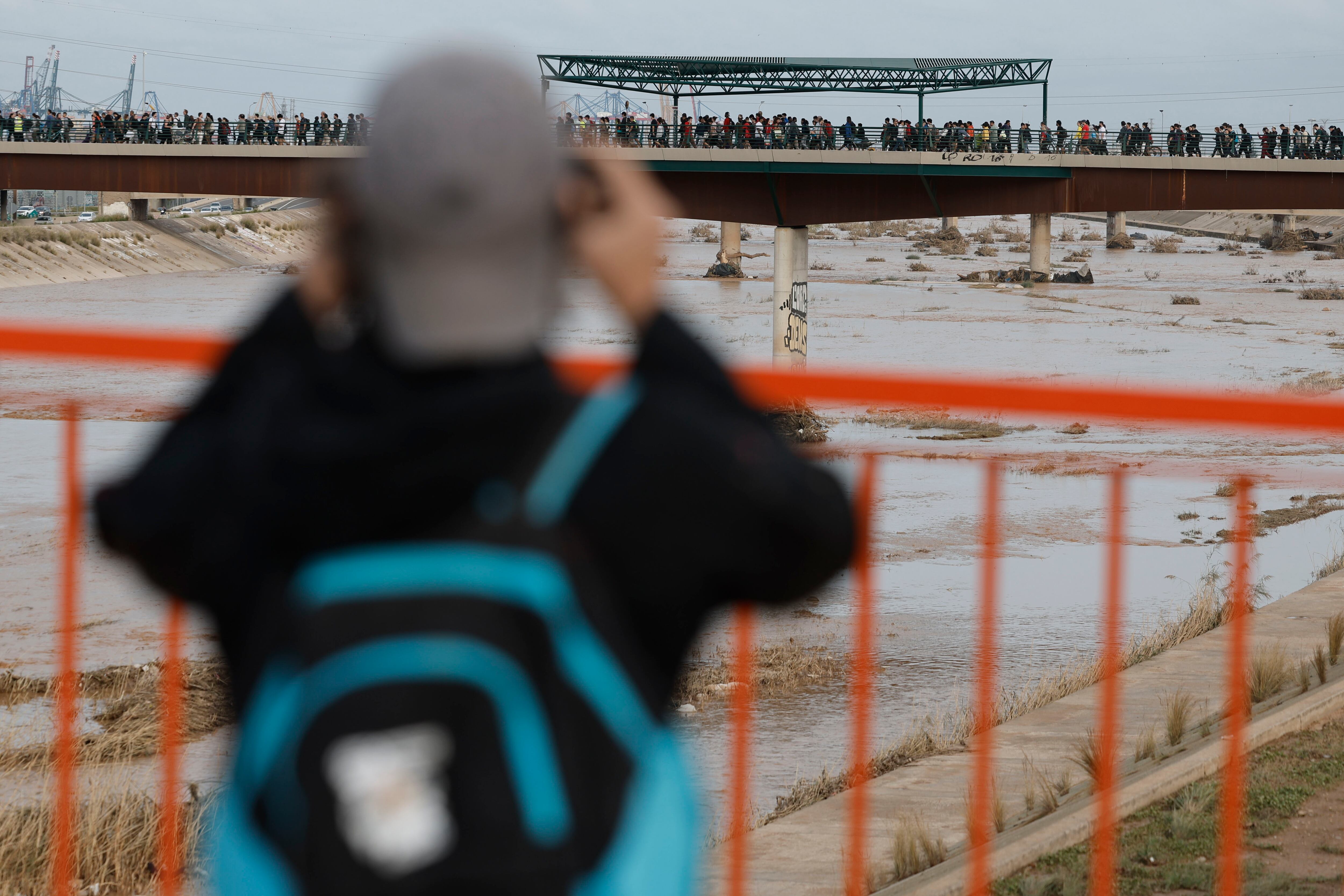 ALFAFAR (VALENCIA), 01/11/2024.- Vecino y personas de diversas comunidades autónomas trabajan como voluntarios para restablecer la normalidad en Alfafar (Valencia), este viernes. La búsqueda de desaparecidos, la identificación de víctimas mortales, las tareas de limpieza y la reparación de infraestructuras continúan tres días después de las inundaciones que han asolado la provincia de Valencia, en una jornada en la que el Gobierno envía a 500 militares más, que se sumarán a las 1.200 efectivos de la Unidad Militar de Emergencias (UME), para actuar en Utiel, Requena, Riba-roja, Torrent, Paiporta y Algemesí. EFE/ Kai Försterling