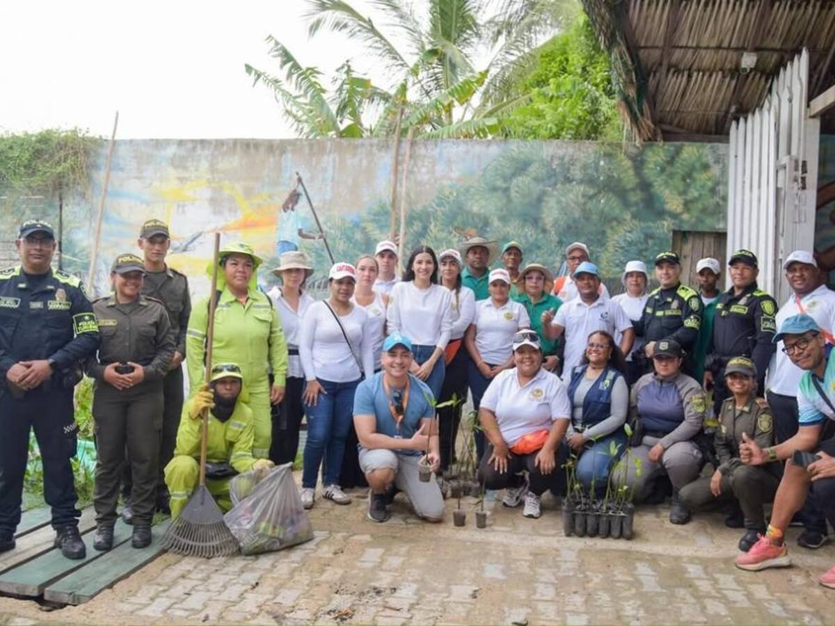Policía lidera siembra de más de 500 mangles para impulsar el turismo sostenible en La Boquilla