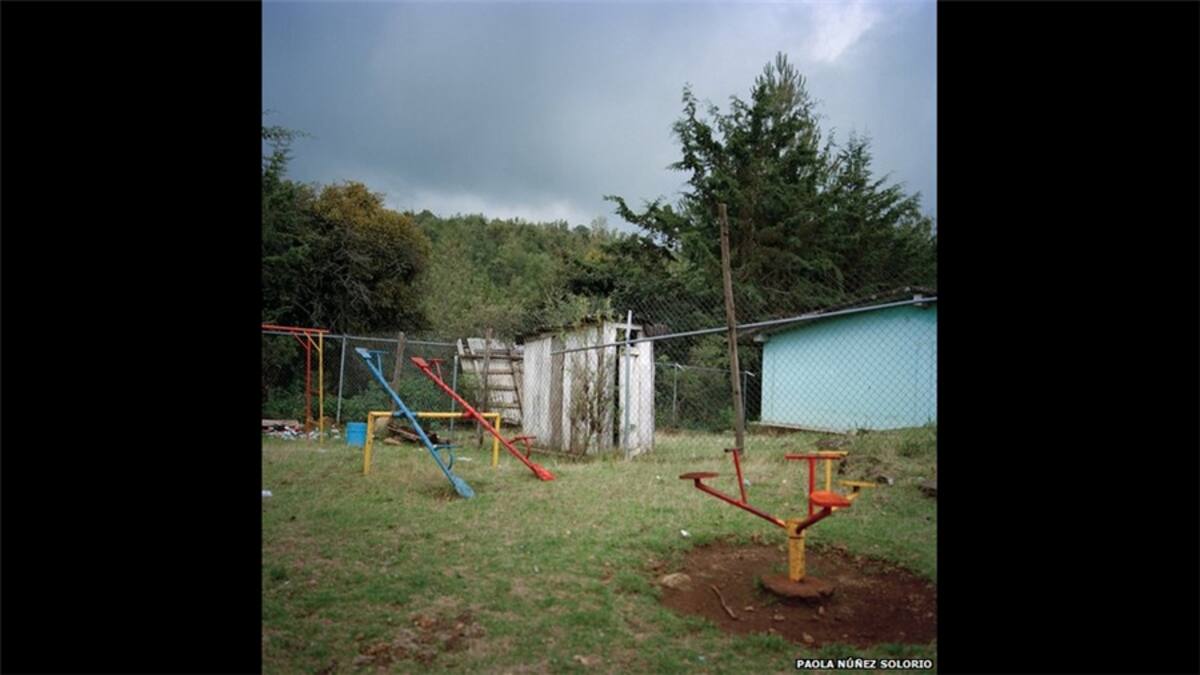 Aquí podemos ver dos nuevas aulas construidas en una escuela elemental en un pueblo de Oaxaca, gracias a los fondos que aportaron los padres. Muchos estudiantes deben recorrer largas distancias para asistir a las clases, normalmente a pie.