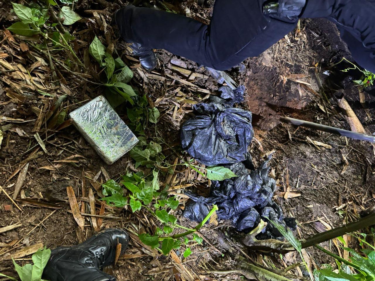 Las autoridades incautaron más de 37.000 dosis de estupefacientes que fueron encontrados bajo tierra en Itagüí. Foto: Meval