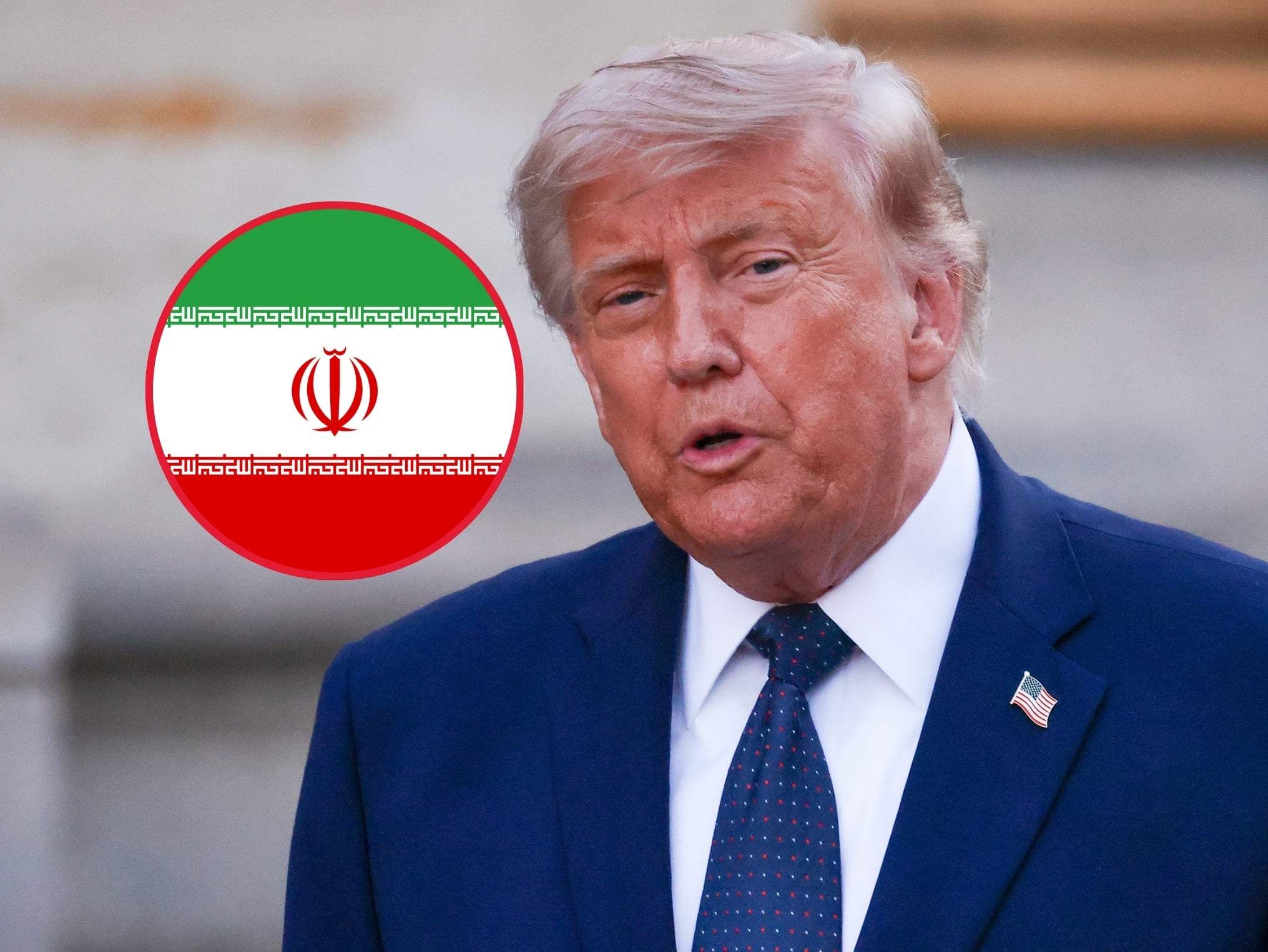 Donald Trump (Cortesía: Marc Piasecki/Getty Images). A la izquierda se encuentra la bandera de irán