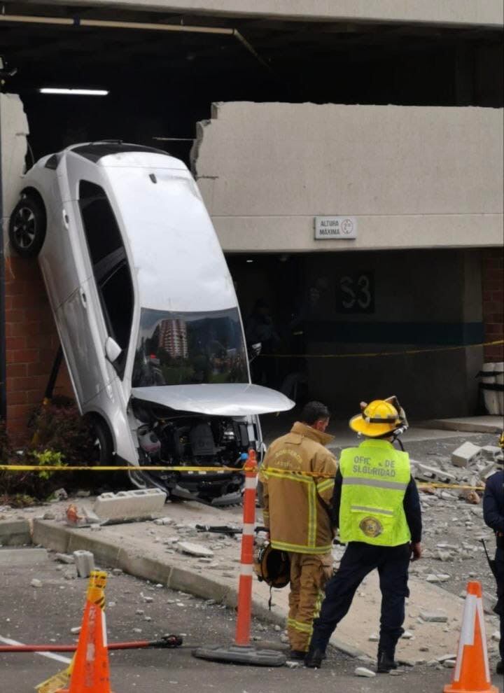 El accidente no dejó víctimas fatales y una mujer logró ser rescatada sin lesiones de gravedad. Foto: Denuncias Antioquia.