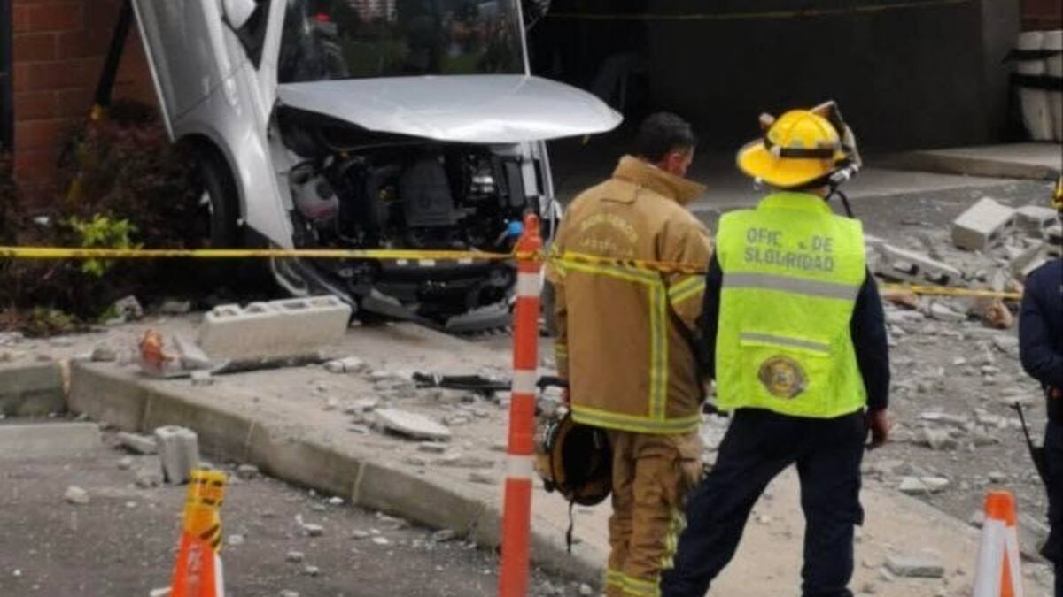 Una camioneta cayó al vacío en un parqueadero de La Estrella: una mujer fue rescatada