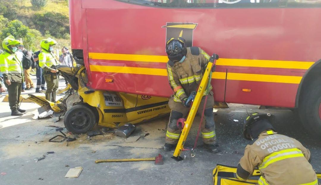 TransMilenio terminó sobre un taxi y dejó tres personas heridas