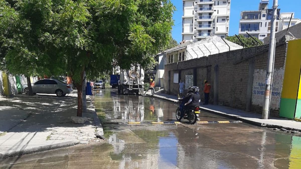 Algunos barrios de Santa Marta 'nadan' entre aguas residuales