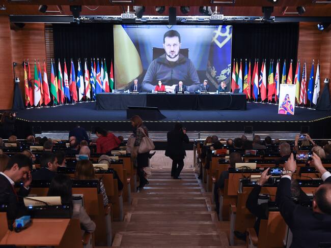 Discurso por videoconferencia del presidente de Ucrania a la plenaria del parlamento europeo.
(Foto: Gustavo Valiente/Europa Press via Getty Images)