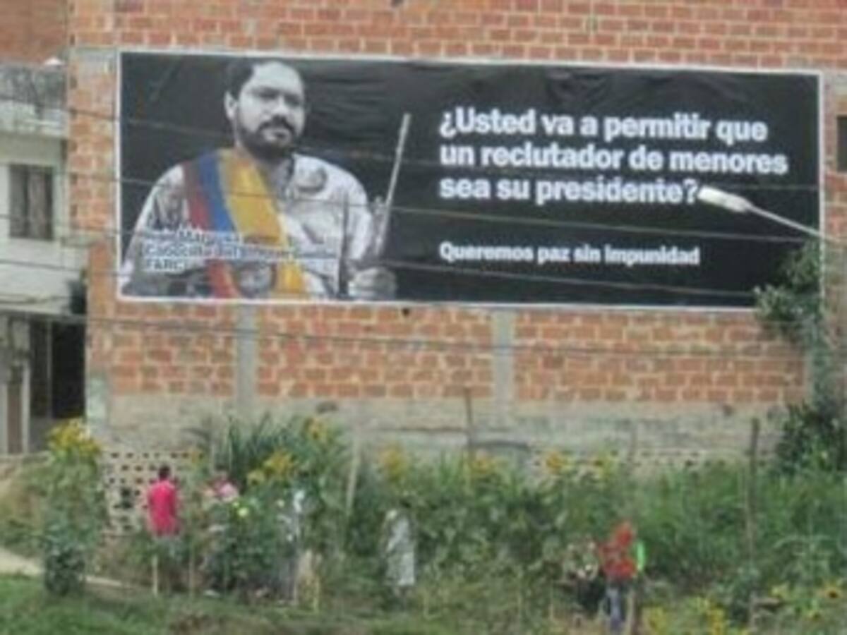 Aparece nueva valla atacando el proceso entre Gobierno y Farc