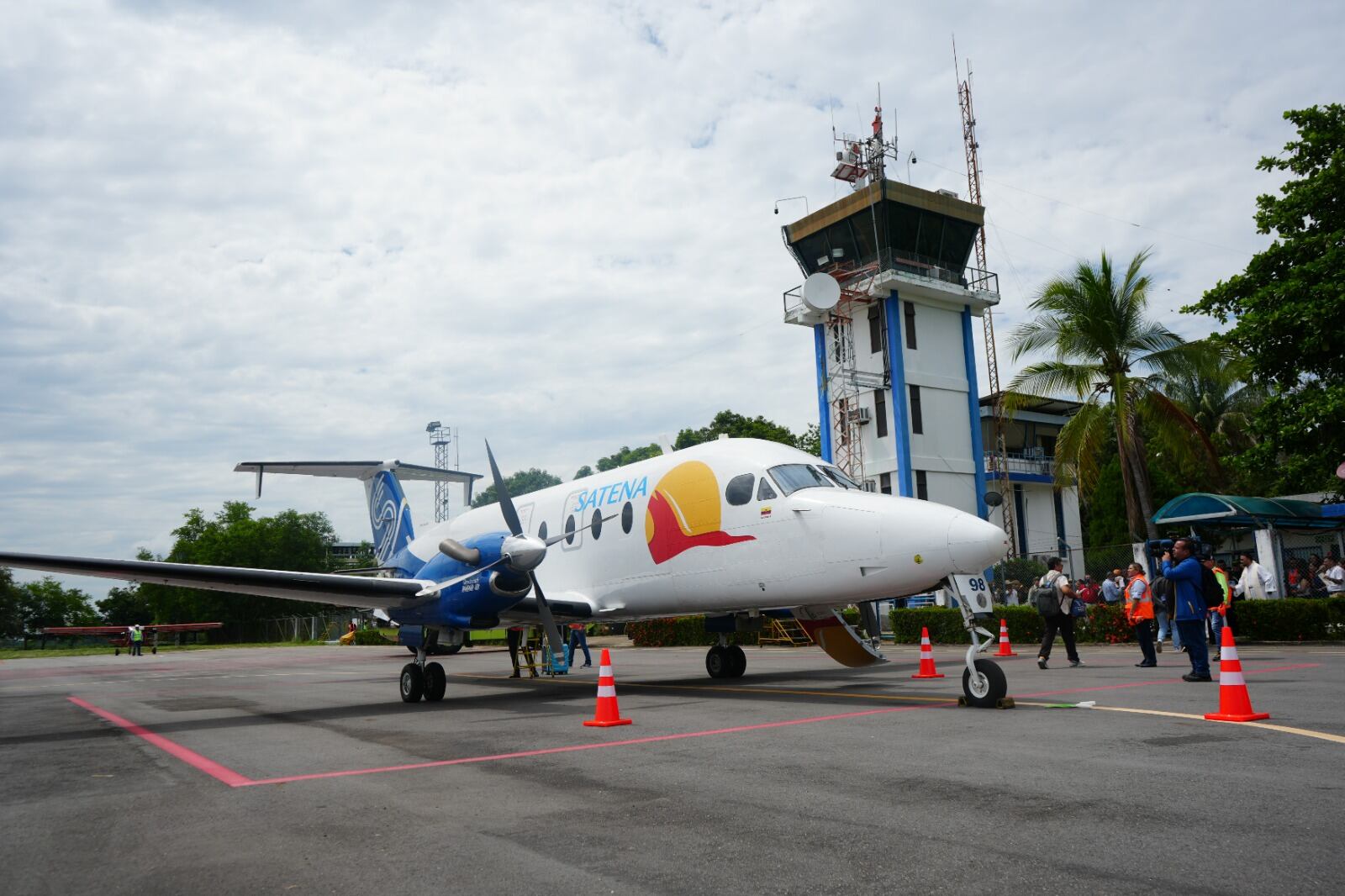 Avión de Satena en el aeropuerto Santiago Vila de Flandes, Tolima