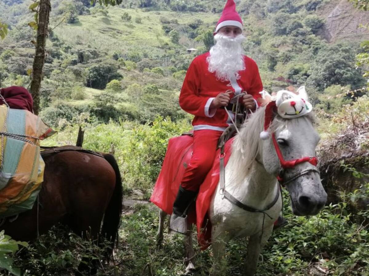 El profe 'Papá Noel' que reparte regalos en veredas de Boyacá