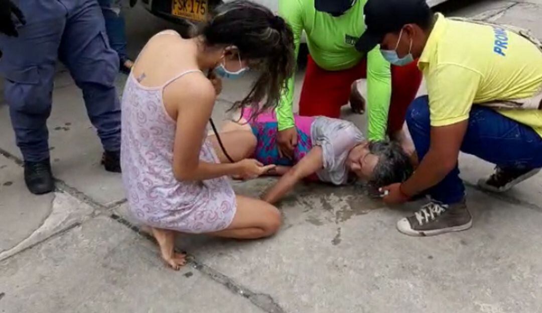 Momentos en que la turista fue rescatada. 