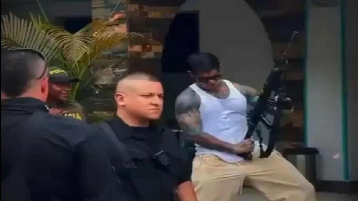 Yefferson Cossio, manipulando arma de uso privativo de la Policía, en Quibdó. Foto: Cortesía