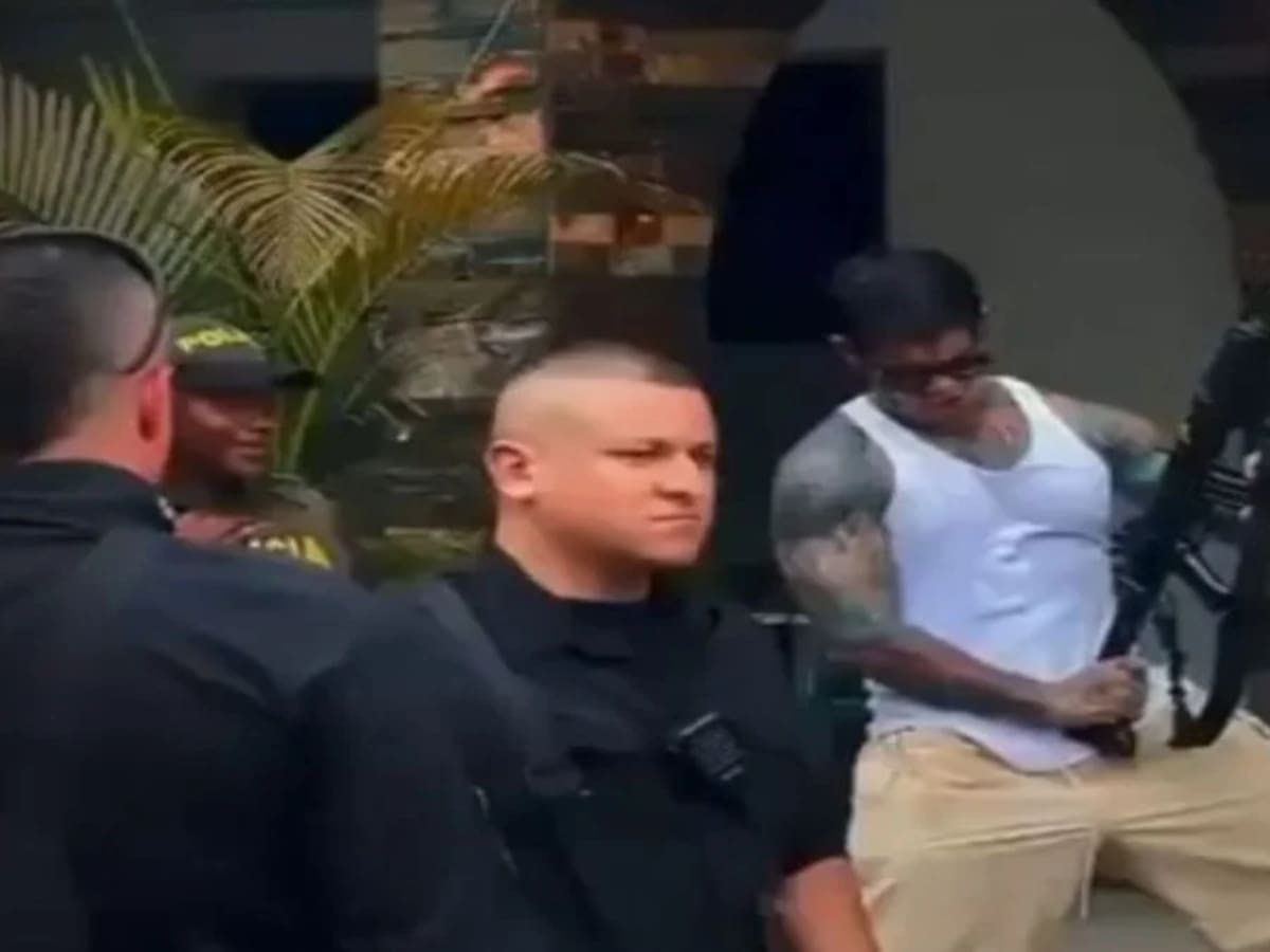 Policía abre indagación por video en el que un creador de contenido manipula arma policial en Quibdó