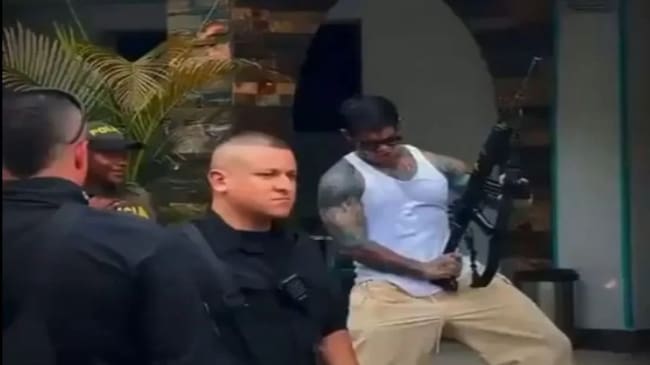 Yefferson Cossio, manipulando arma de uso privativo de la Policía, en Quibdó. Foto: Cortesía