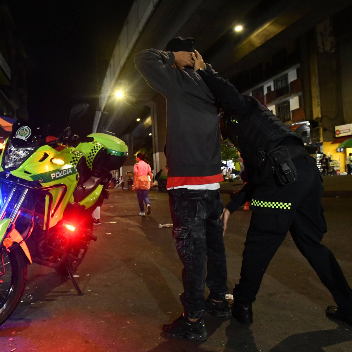 En intervención del viaducto del Metro de Medellín se suspendieron a cinco locales comerciales