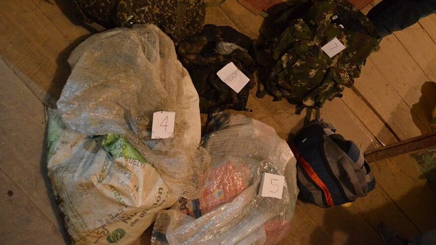 Las autoridades tradicionales encontraron un fusil con su respectivo proveedor, un chaleco con munición, elementos personales, camuflados y un brazalete alusivo al Epl.  . Foto: Cortesía: Acin