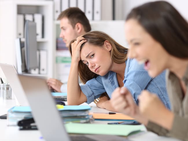 Persona mirando con envidia a otra // Getty Images