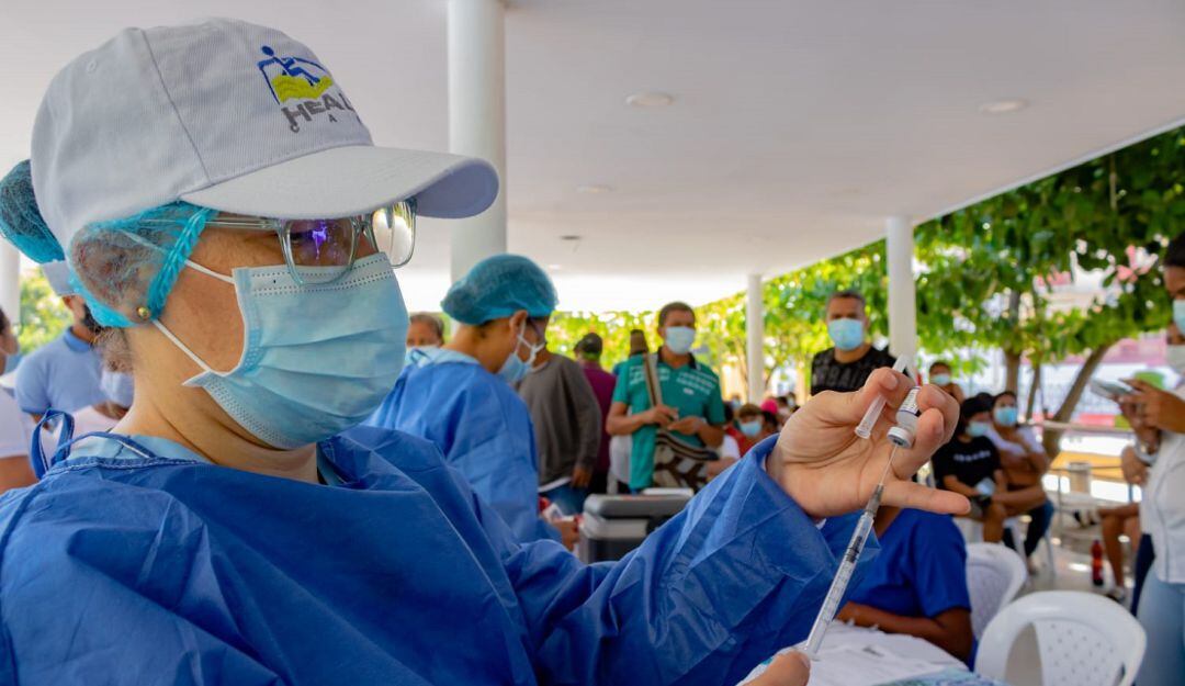 Para menores entre los 3 y 11 años existe disponibilidad de vacunas Sinovac correspondientes a primeras y segundas dosis.