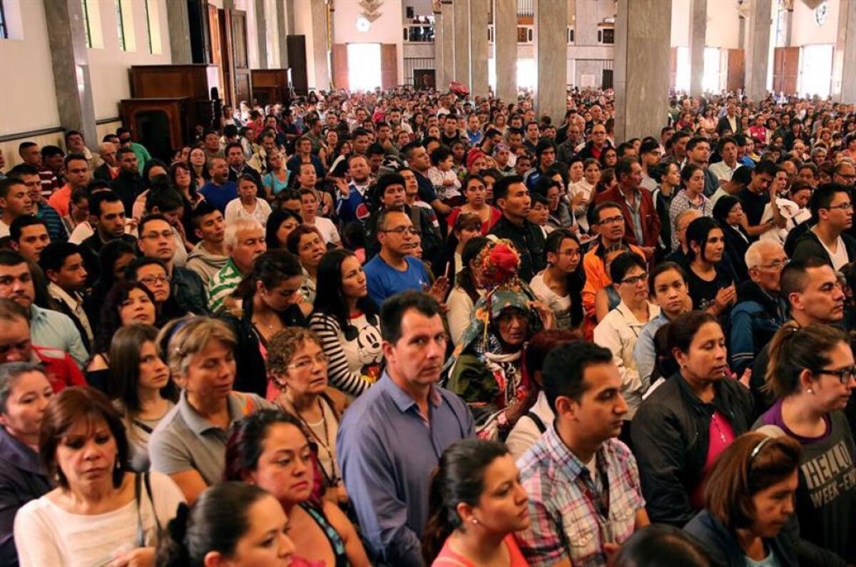 Feligreses mientras rezan, en la Iglesia Divino Niño del 20 de Julio, en Bogotá 