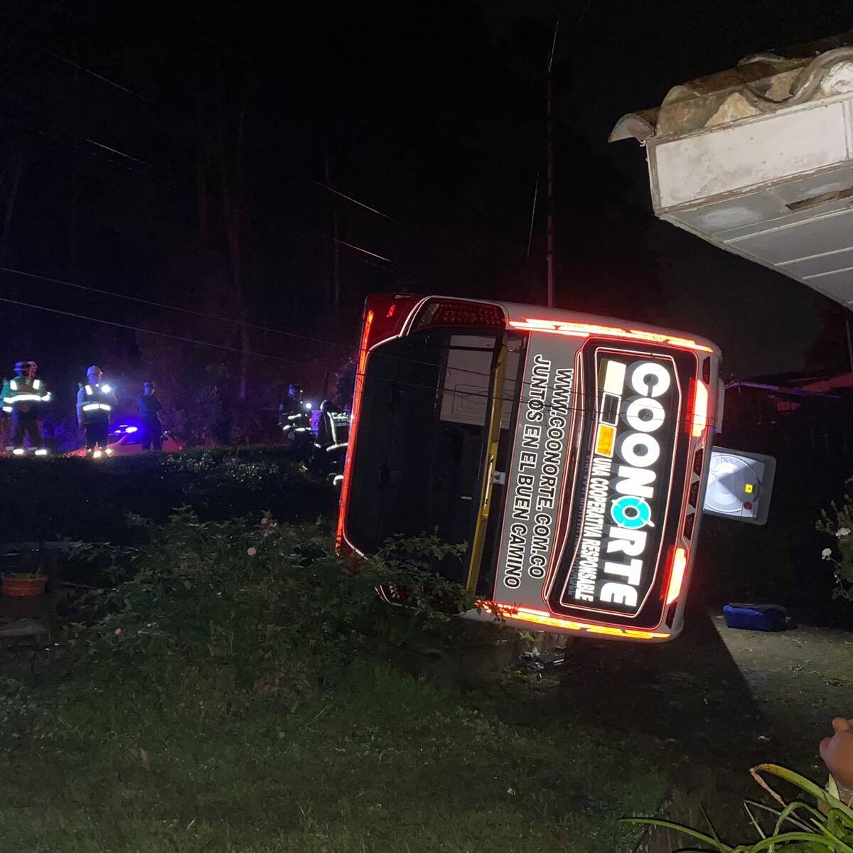 Un bus de Coonorte se accidentó en Don Matías y al menos cinco personas quedaron heridas