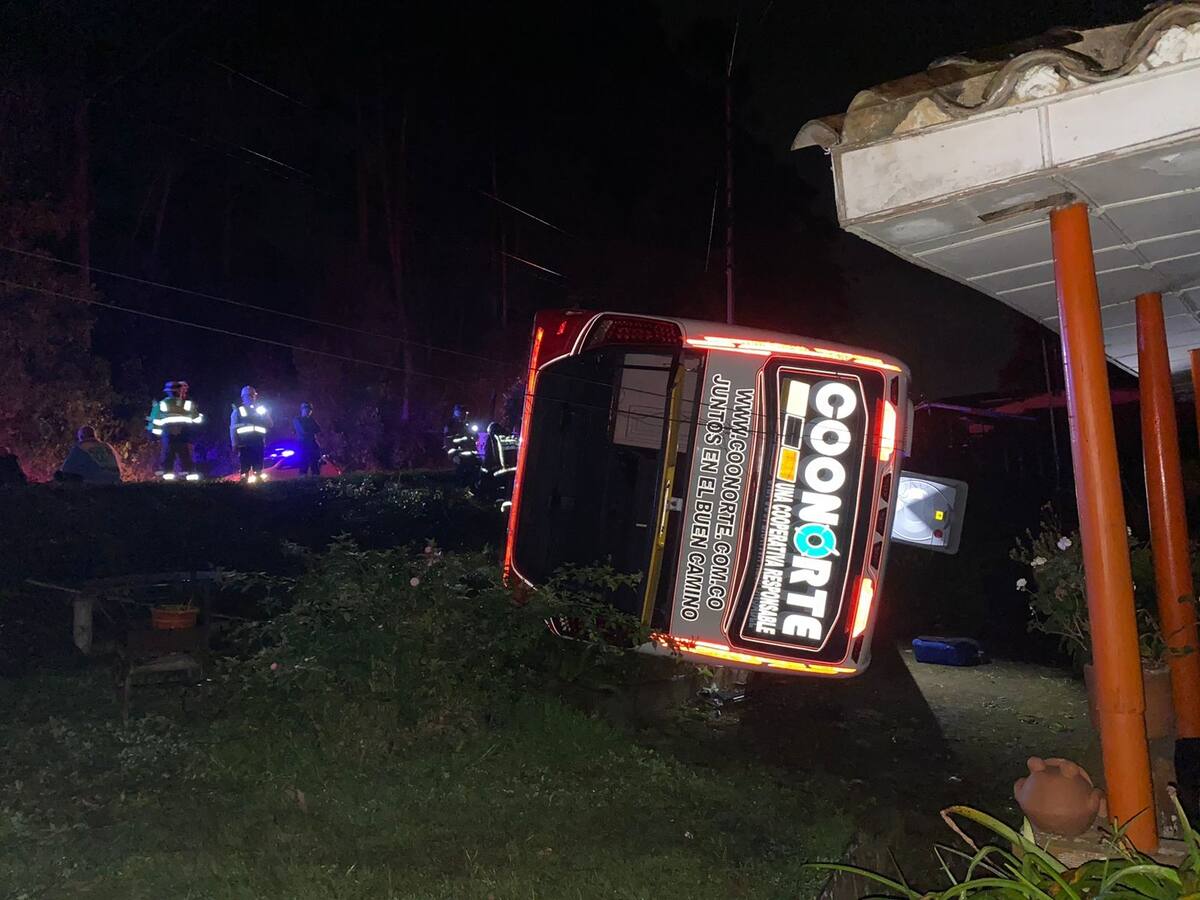 Un bus de Coonorte se accidentó en Don Matías y al menos cinco personas quedaron heridas
