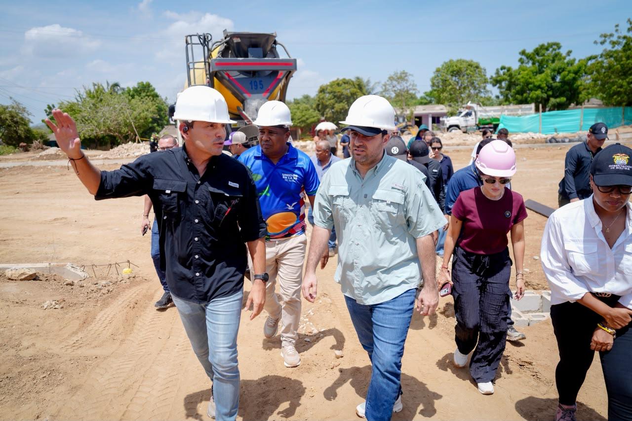 Visita del gobernador en obras del Parador Turístico de Loma Arena. // Gobernador de Bolívar