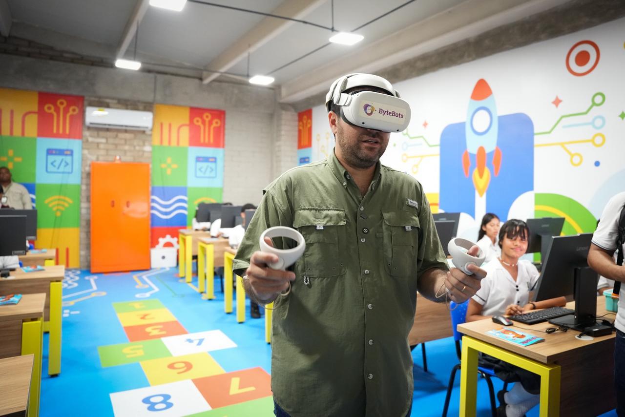 Cerrar la brecha digital y convertir la tecnología en una herramienta real de movilidad social es uno de los objetivos centrales del gobernador de Bolívar, Yamil Arana Padauí