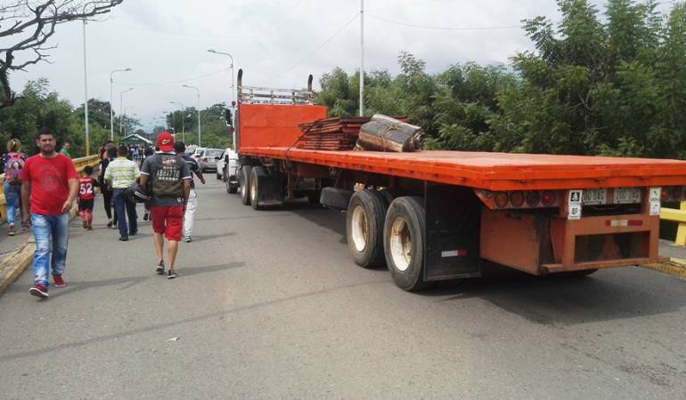 Transporte pasando la frontera a Venezuela