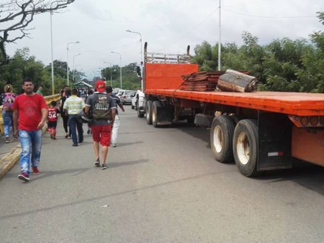 Transporte pasando la frontera a Venezuela
