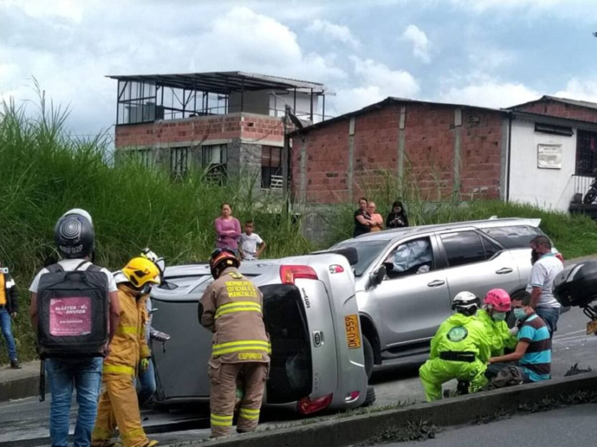 Vehículo se volcó al parecer por ACPM que había cerca al barrio Paraíso