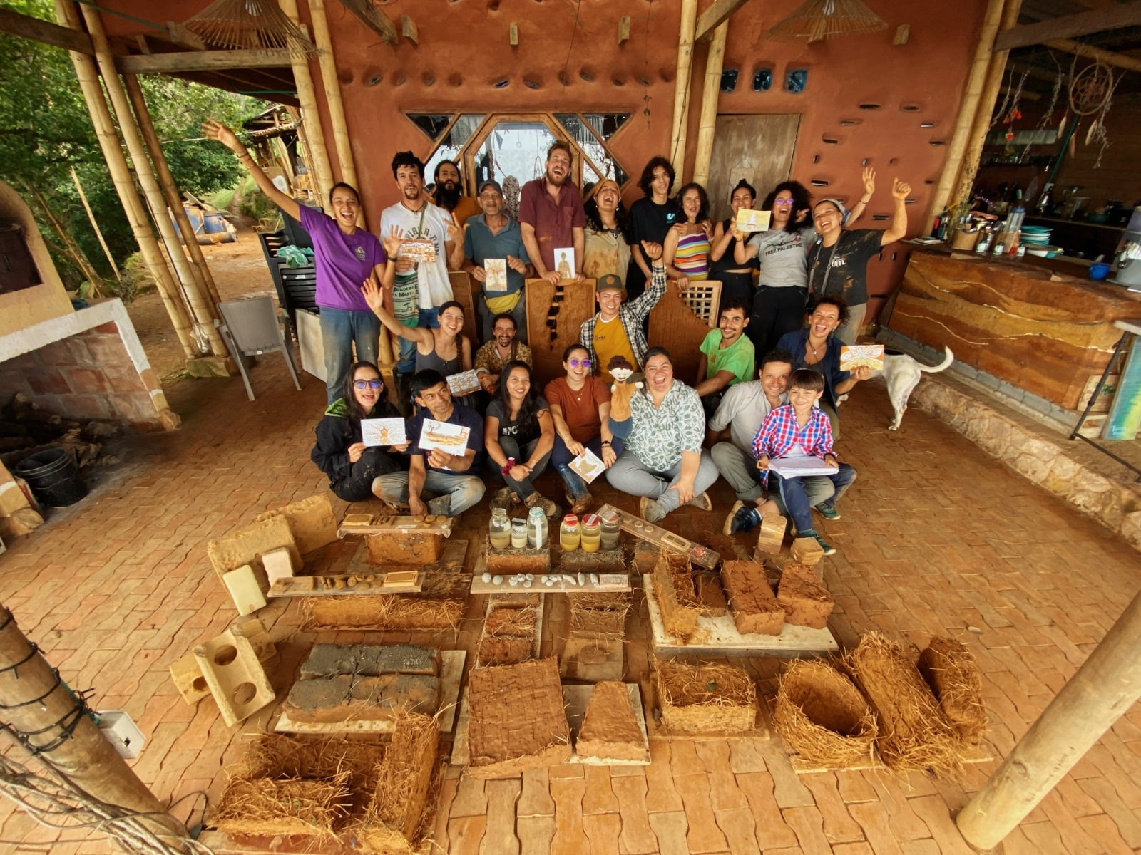 Vasquez, explicá que LAB. Tierra, es un programa interactivo que permite explorar, experimentar y bioconstruir con la materia tierra. | Foto: Jhon Vasquez.