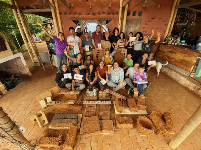 Vasquez, explicá que LAB. Tierra, es un programa interactivo que permite explorar, experimentar y bioconstruir con la materia tierra. | Foto: Jhon Vasquez.