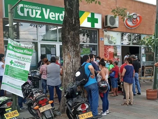 Droguerías Cruz Verde denuncia suplantación.