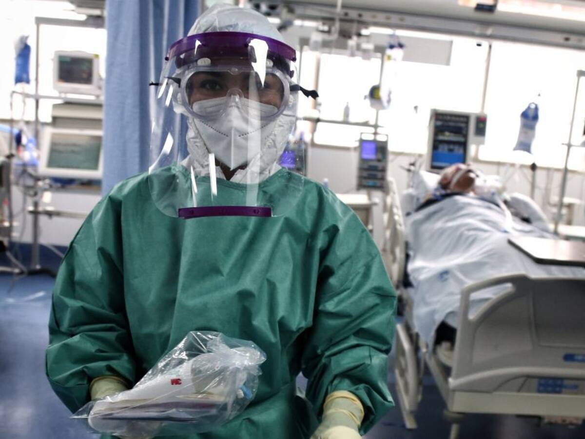 Médicos piden extender alerta roja hospitalaria y cuarentena a todo el país