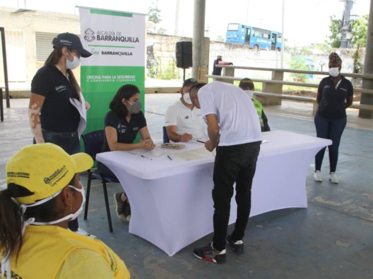 40 jóvenes de dos barrios en Barranquilla firman pacto de no agresión