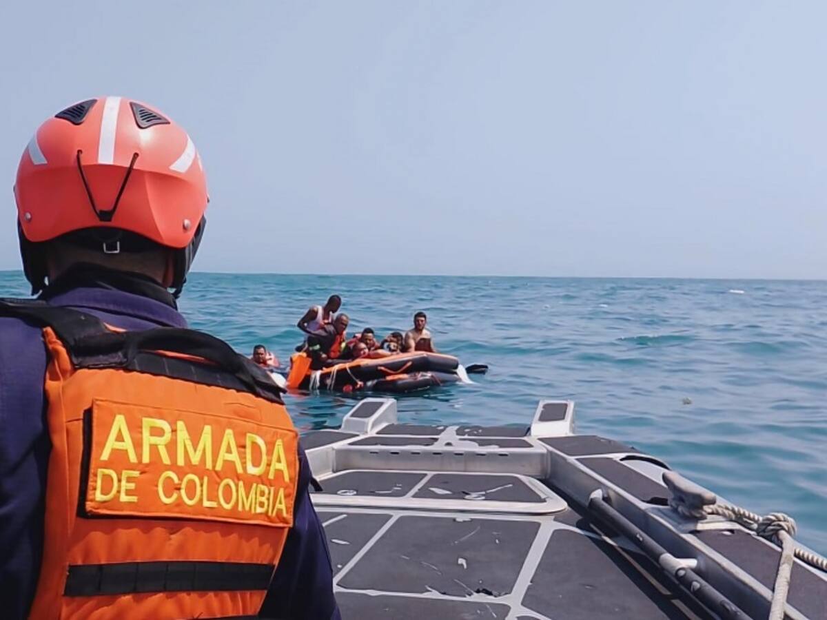 Otra embarcación naufragó en Cartagena: Armada rescató con vida a 10 personas y un canino