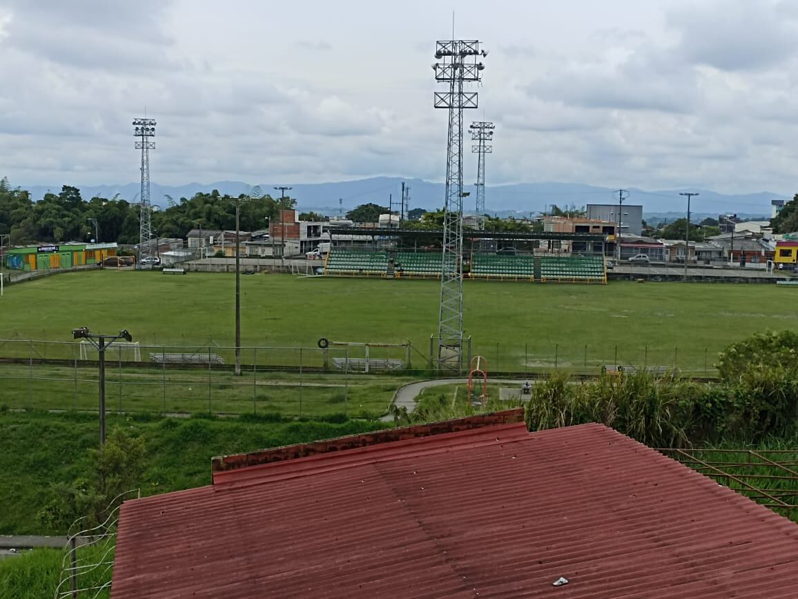 Al fondo el estadio San José de Armenia desde la central minorista