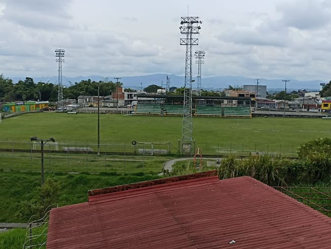 Al fondo el estadio San José de Armenia desde la central minorista